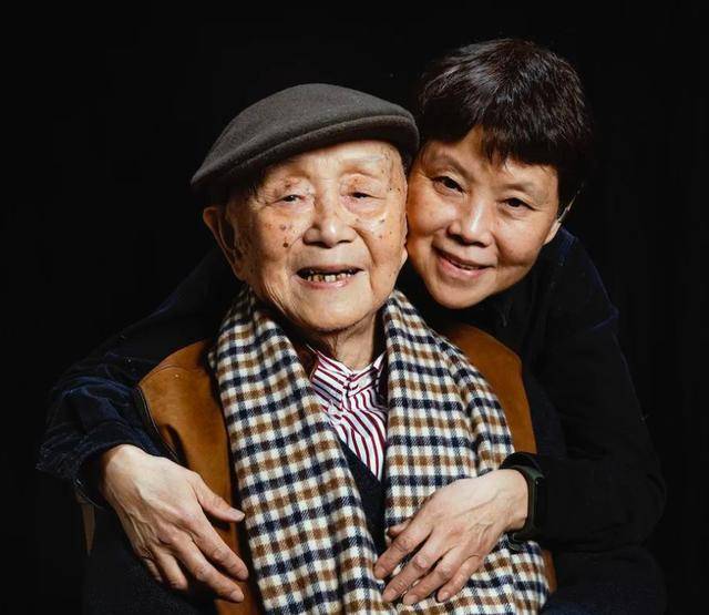 老伴儿张梅溪听不下去了,插了一句嘴,"不能倒在马桶里面,会堵住下水道