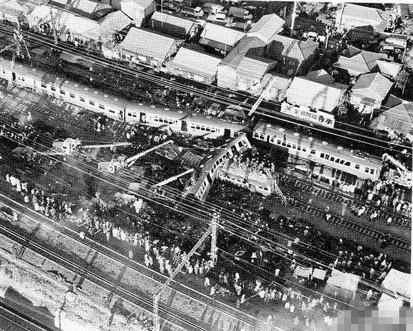 日本3辆火车连环相撞死伤近300人:1963年11月9日鹤见事故发生_列车