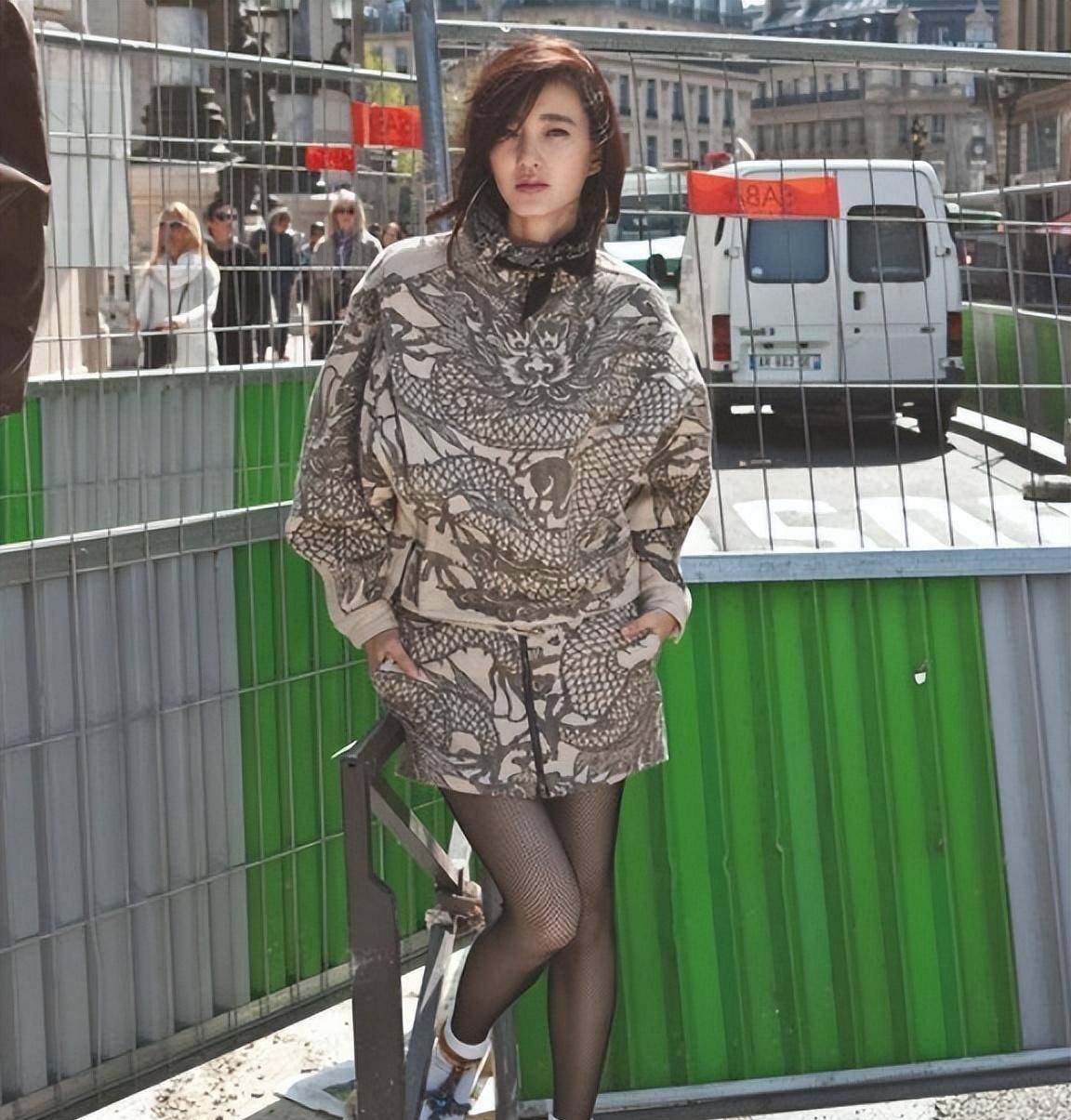 王丽坤素颜不愧是女神,黑丝袜,图案裙尽显演技气质!_时尚_女孩_衣服