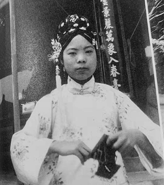 旧照:穿和服的末代皇后目光呆滞,草坪上的川岛芳子