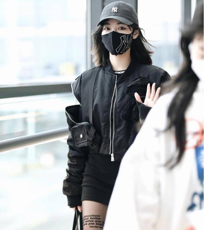 这种带字母的黑色袜子勾勒出许佳琪细细可爱的牙齿.