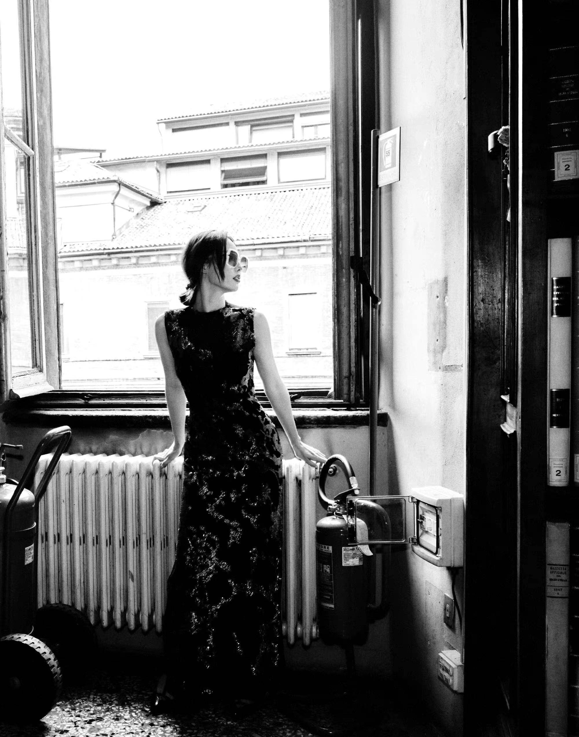 张嘉倪米兰时装周期间街拍,张嘉倪黑色刺绣长裙自信大方! 张嘉倪米兰时装周期间街拍,张嘉倪黑色刺绣长裙自信大方!