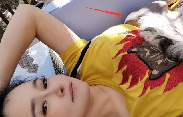 邹市明夫妇在家赏花,豪宅院子堪比公园,37岁冉莹颖嘴角好奇怪_生活