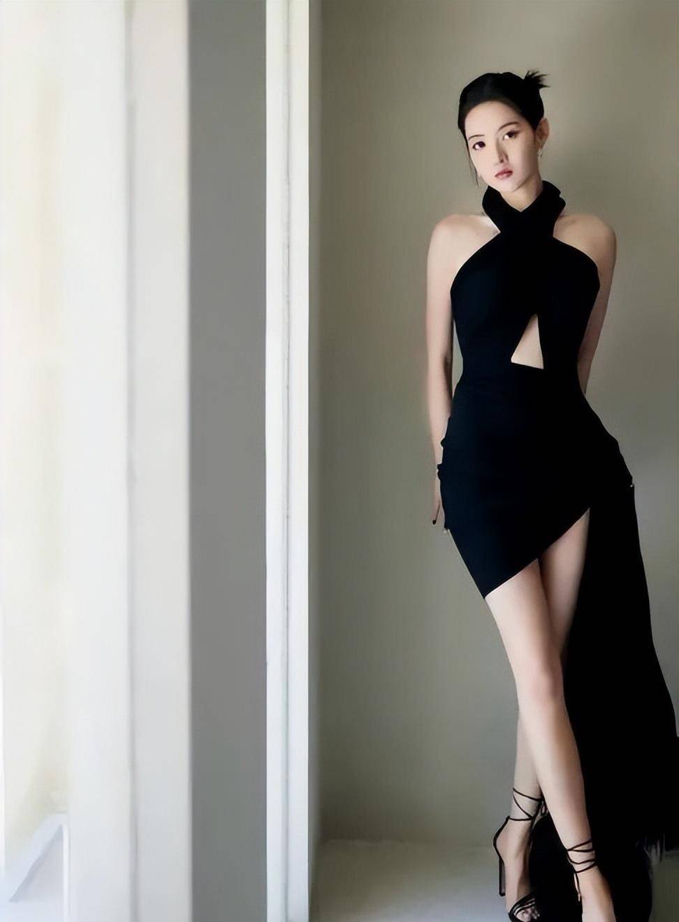 王玉雯身穿黑色长裙现身活动现场,尽显酷炫个性,充满新