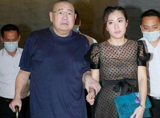 让甘比从一个勉强小康的姑娘,摇身一变成为了坐拥豪车,豪宅,出入皆有