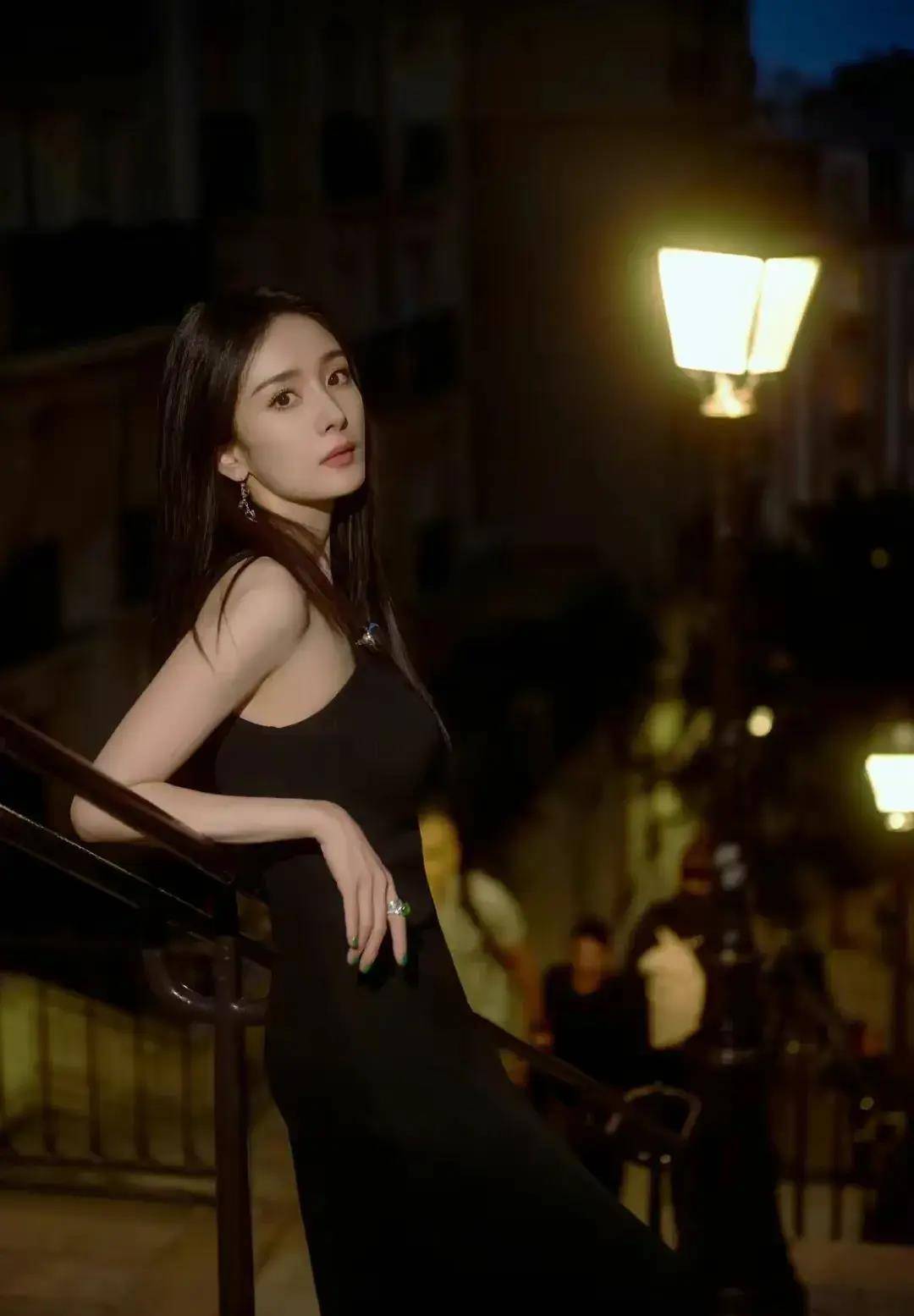 杨幂在巴黎时装周期间展示的黑色长裙造型,看起来健美丰满,像个女孩子