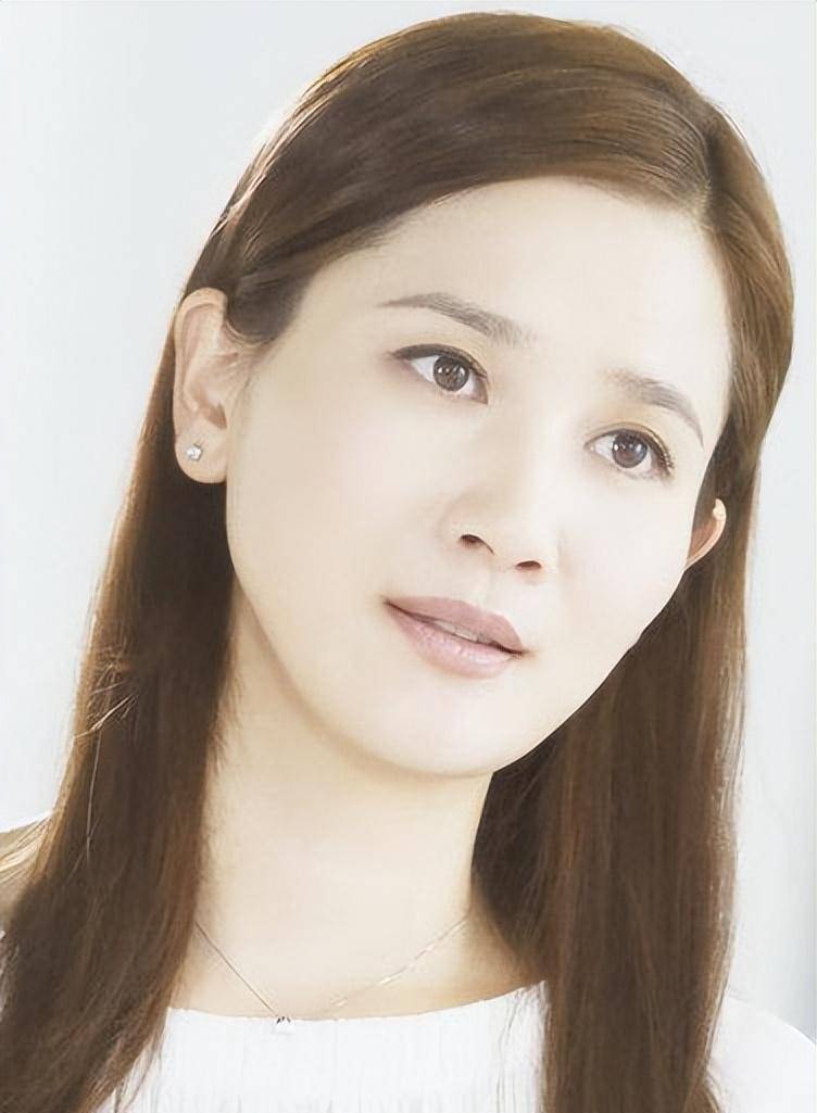 在《女人进城》中,她饰演坚韧执着的村支书王红艳.