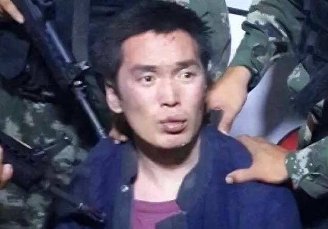 2014年,高玉伦伙同狱友掐死狱警,换上警服,大摇大摆走出监狱_李德玉