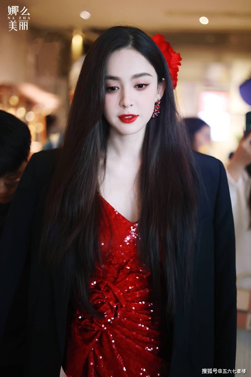娜扎穿深v开叉红裙,展示异域美女风情!_形象_气质_整体