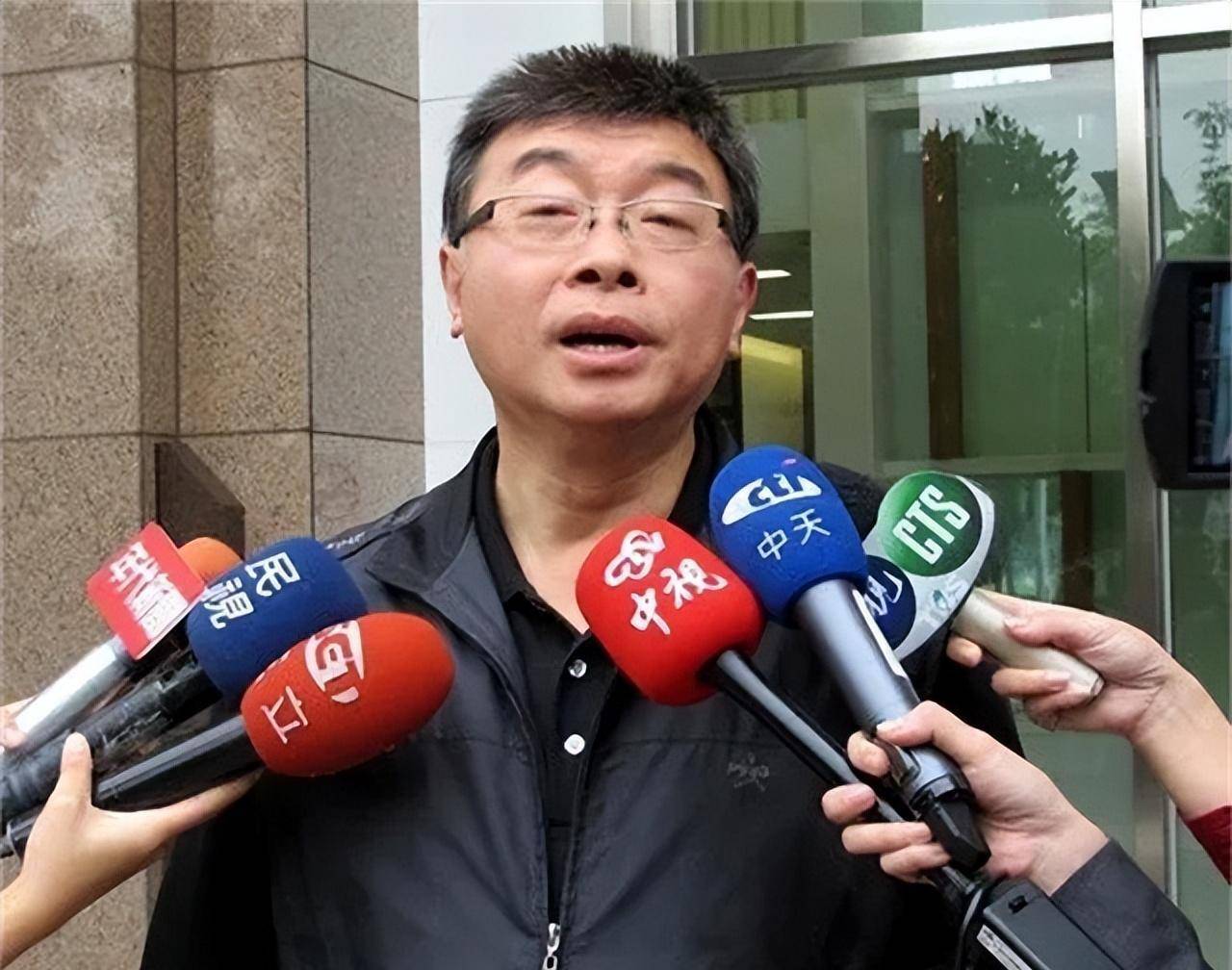 邱毅与前妻的爱与痛,三个小孩,成了邱毅思念前妻的精神依靠_谢京睿