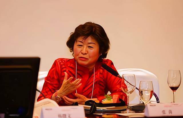 女富豪回收废纸每年赚70亿,污染中国环境后把工厂搬走,移民美国_张茵