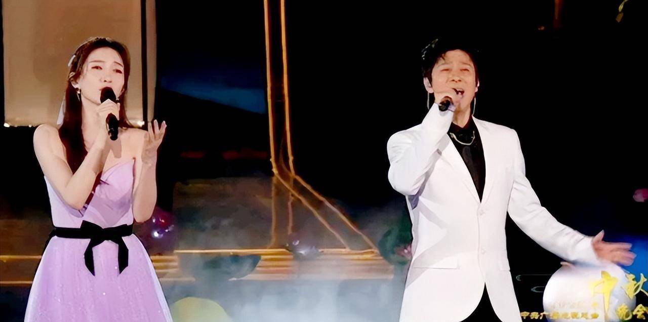 55岁解晓东近况流出,与阎维文朱时茂聚餐,喝12元饮料引热议_章子怡