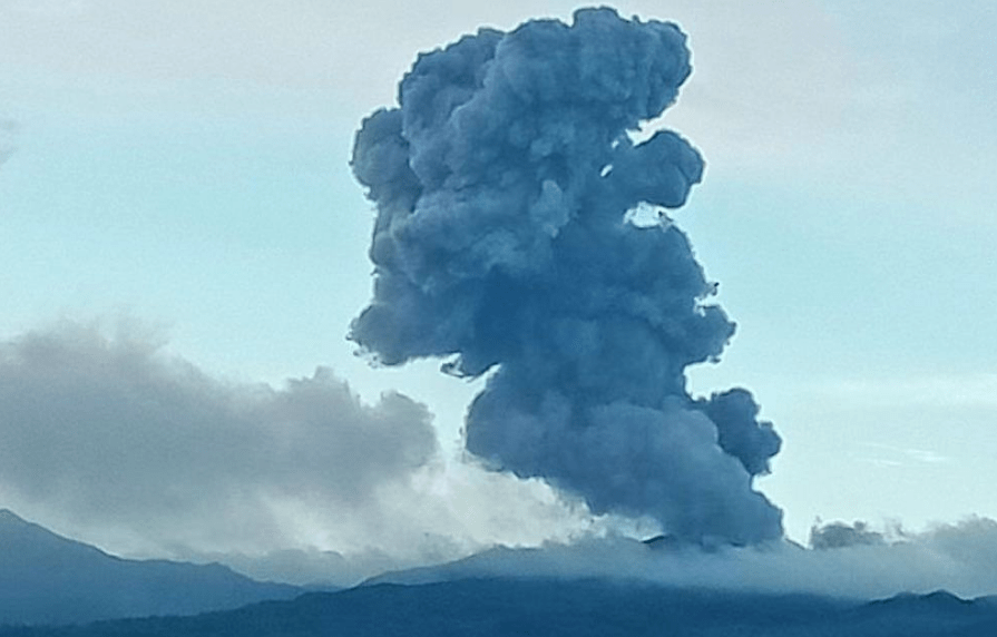 印尼杜科诺火山喷发 火山灰柱高达1000米_机构_时间_古鲁