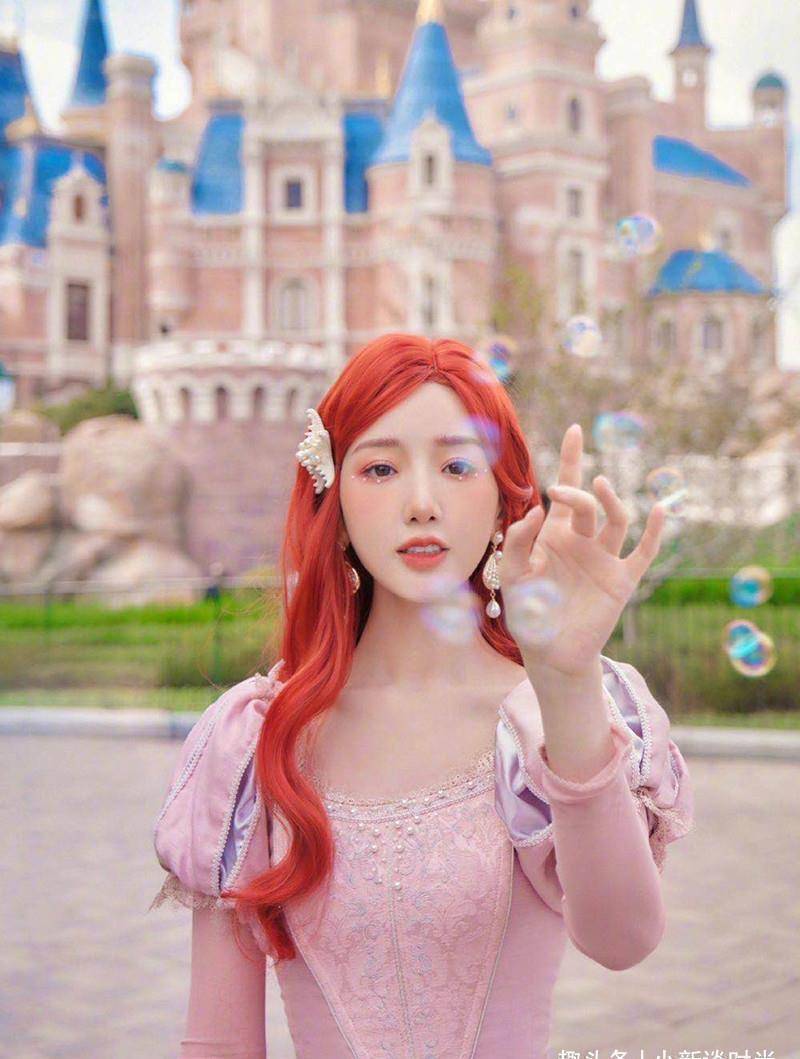 毛晓彤晒迪士尼公主照,染红发配长裙,宛如刚从童话里走出来_形象_造型