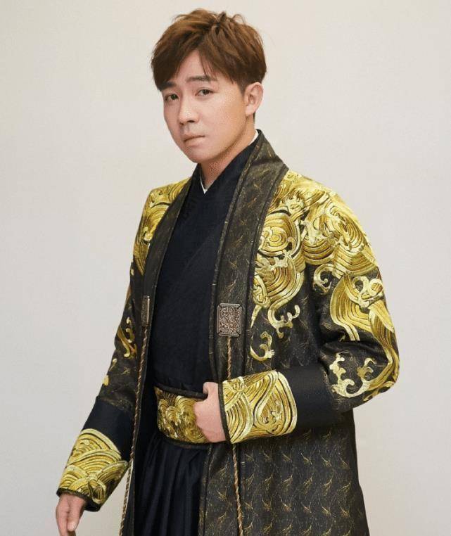 俞灏明烧伤后帅颜回归,重现端木磊样子_形象_西装_服饰