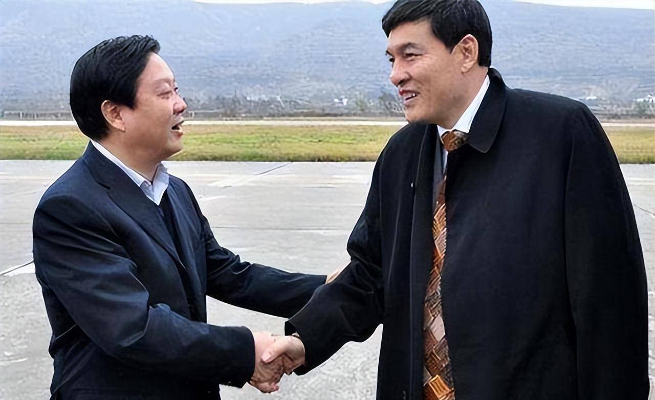 解直锟病逝后,260亿遗产由他人打理,遗孀毛阿敏的选择令人泪目_丈夫