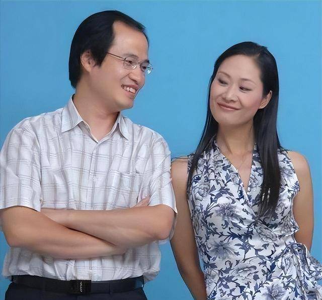 于文华近况:"单身带女"嫁钢琴家,与毕福剑合影,58岁皮肤白皙_生活