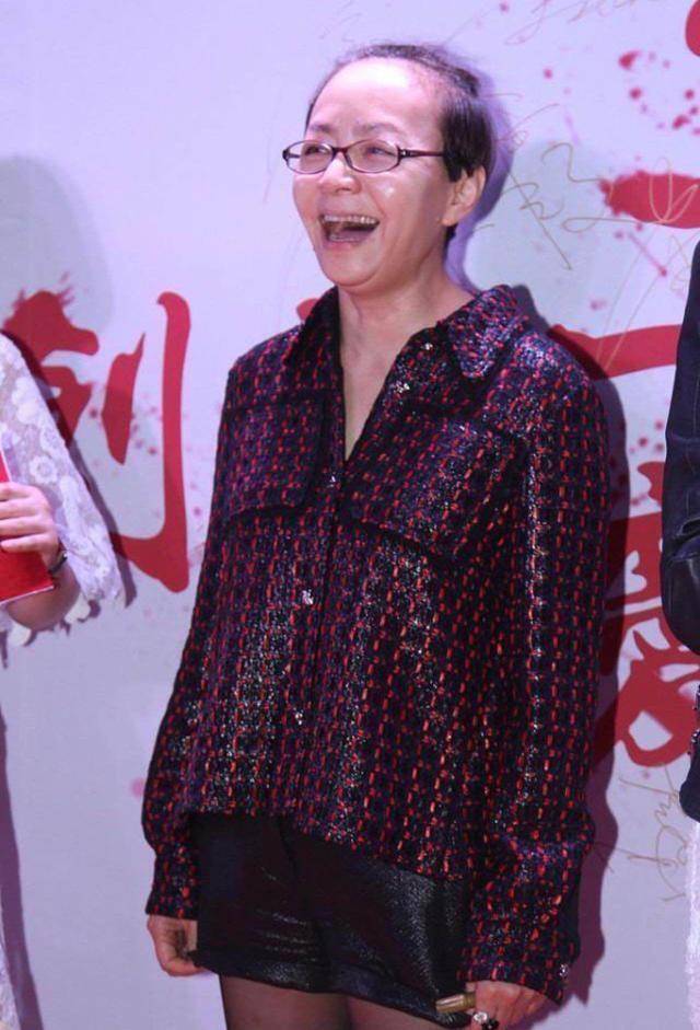 宋丹丹一把年纪还穿"丝袜",看着比旁边的主持人还时髦,很吸睛_女性