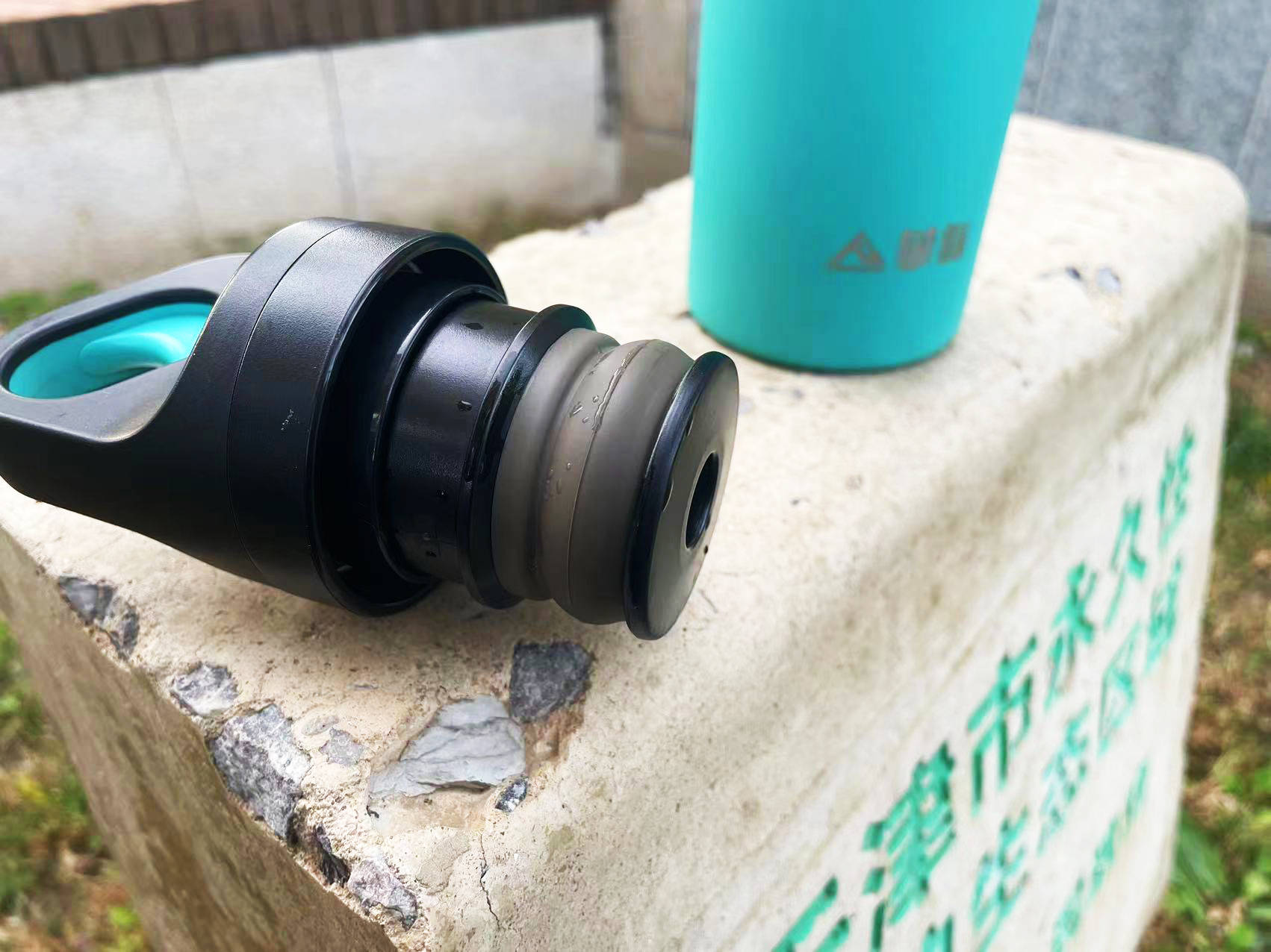 迈着六亲不认的步伐,抢走老爹的水杯。