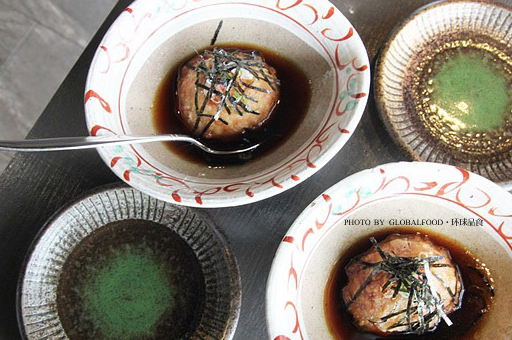 外层经过酥炸,配上特调酱汁,绵密的豆腐口感,还带点胡麻酱的香气,里头