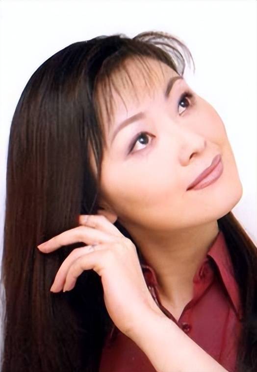 "被迫"丁克15年的主持人王小骞,41岁高龄产女,如今怎么样了?