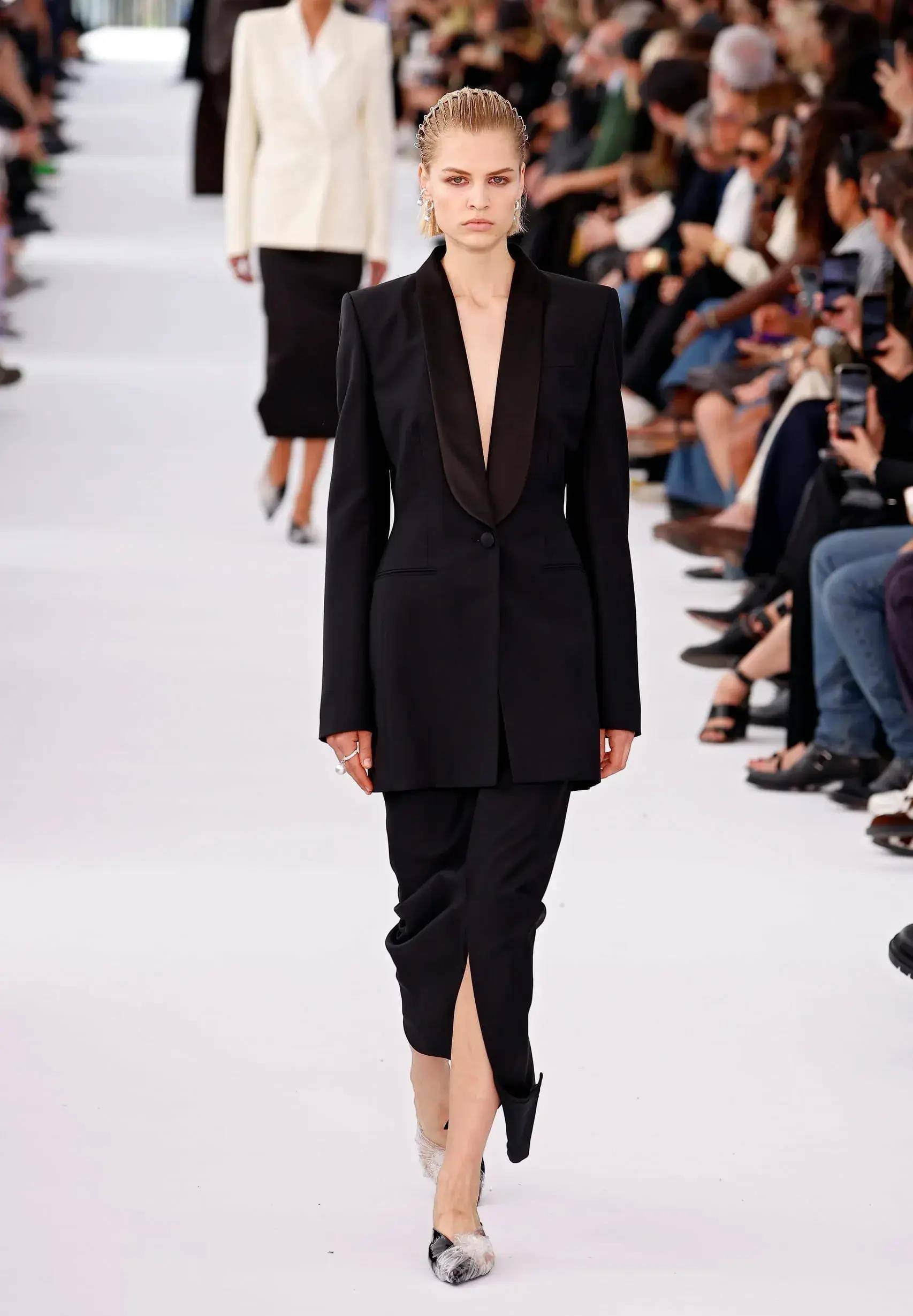 纪梵希 (givenchy) 2024春夏女装时装秀总的来说,纪梵希的服装设计