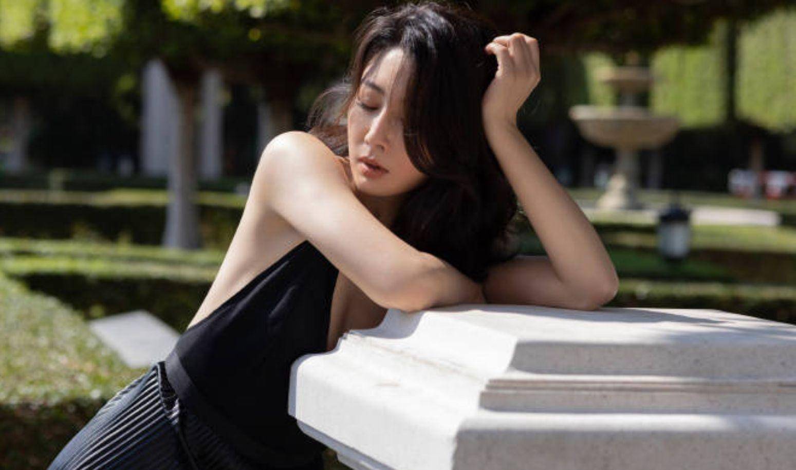 殷桃一身性感迷人的深v黑色连衣裙,身材摇曳,展现出光滑优美的背影