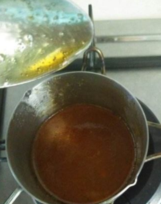 做好的炼糖变形了,说明这种炼糖是不过关的,我们可以再加糖粉进行搓揉