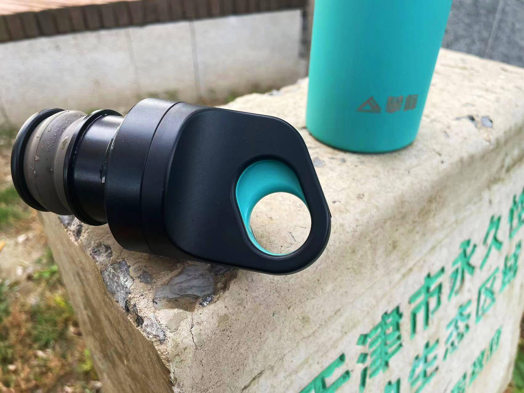 迈着六亲不认的步伐,抢走老爹的水杯。