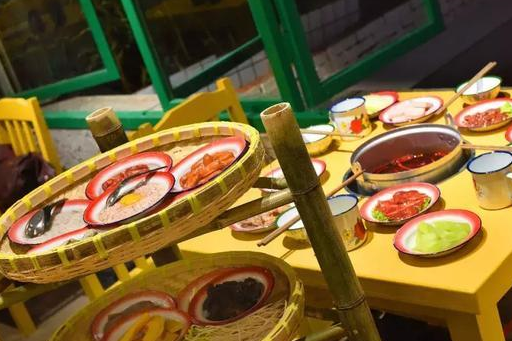 小卖部、歌舞厅！昆明80年代调调的店，簸箕火锅菜价回到解放前(图14)