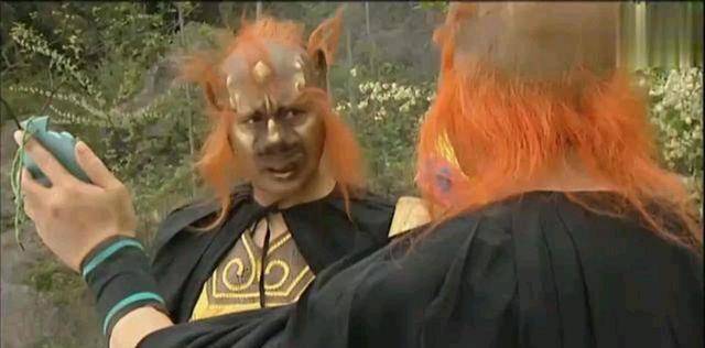 在小妖出场中,大家看到了孙悟空的幽默,他居然变了一个"总钻风"的腰牌