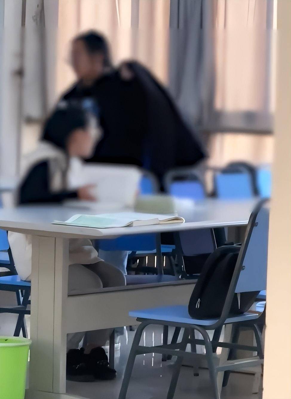 女大学生因占座打砸多名同学,知情人透露更多细节_女生_男生_座位