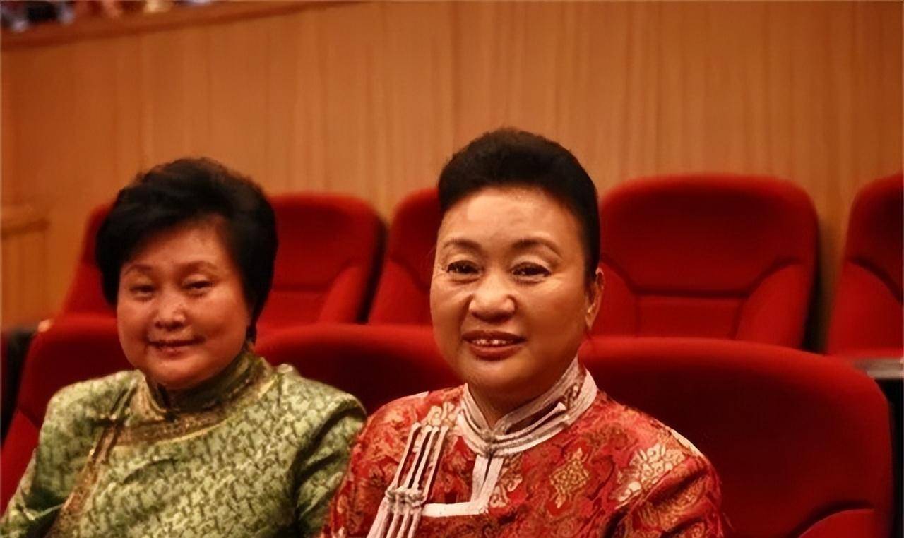 而这时羊群还在走着,玉荣怕一会就找不到羊群了,催龙梅先跟着羊群