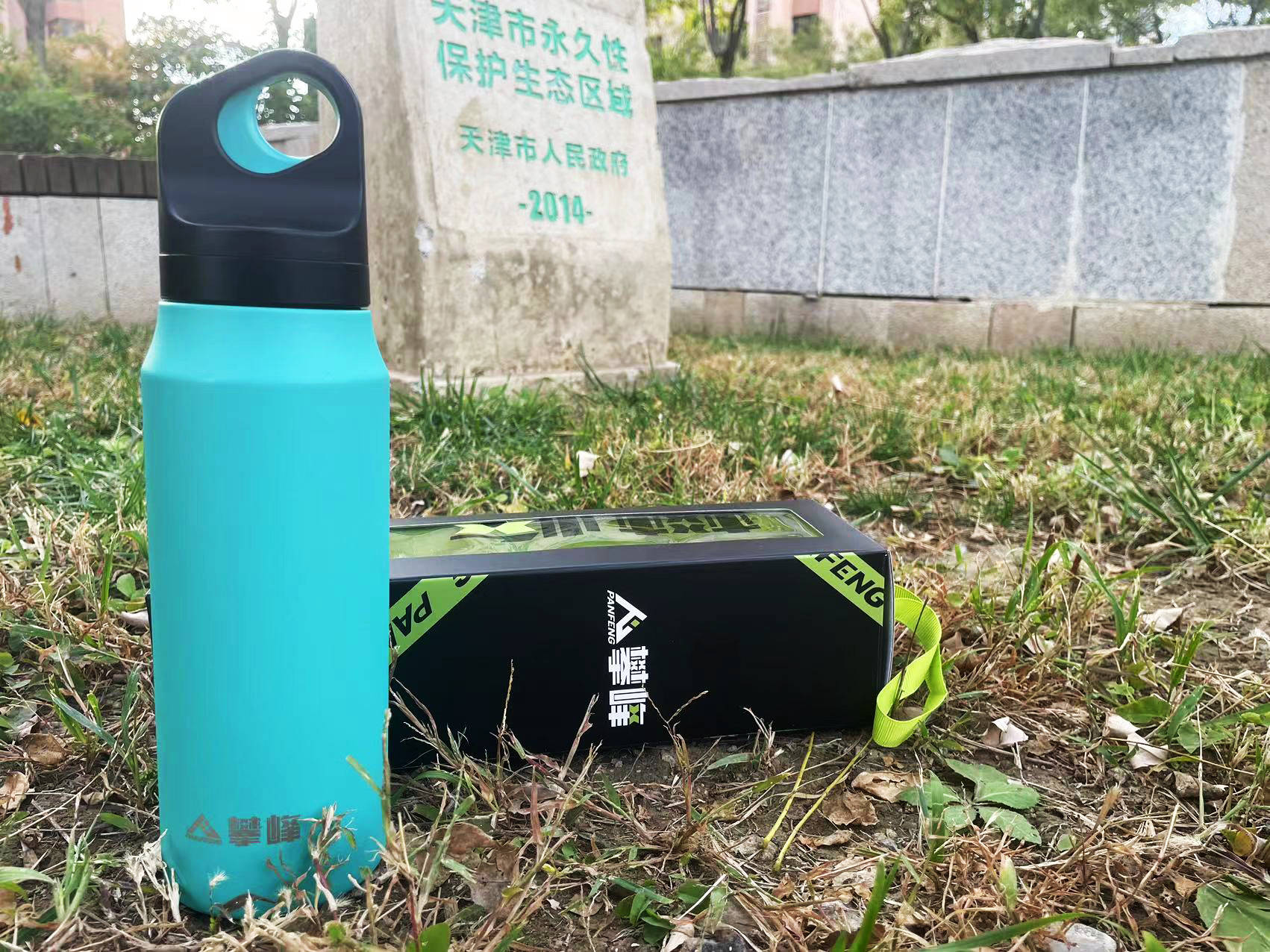 迈着六亲不认的步伐,抢走老爹的水杯。