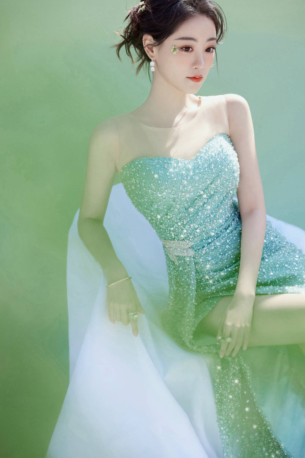 祝绪丹穿碎钻礼服出席夜宴,侧颜美腿吸睛,嘴含花朵妩媚动人!