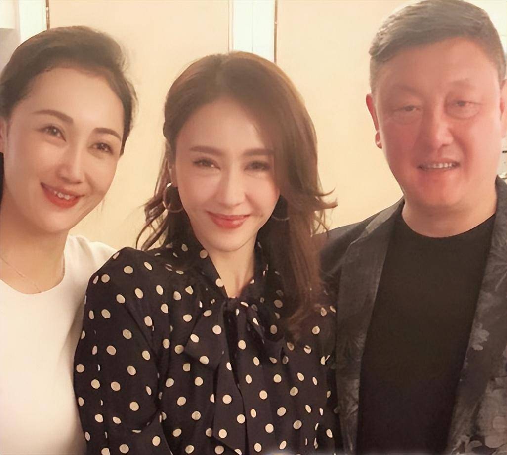 蒙古之花王燕:嫁给大16岁的韩磊,婚后生儿女双全,羡煞旁人_胡炳_乐器