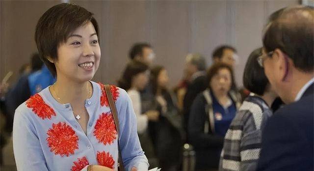 婚礼上的张怡宁洋溢着幸福的笑容,徐威看起来也非常愉快,张怡宁父母