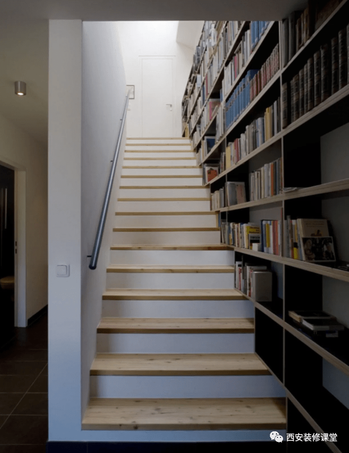 而且还成就了颜值书架成就功能,同时也作为楼梯的隔墙,成就功能和空间