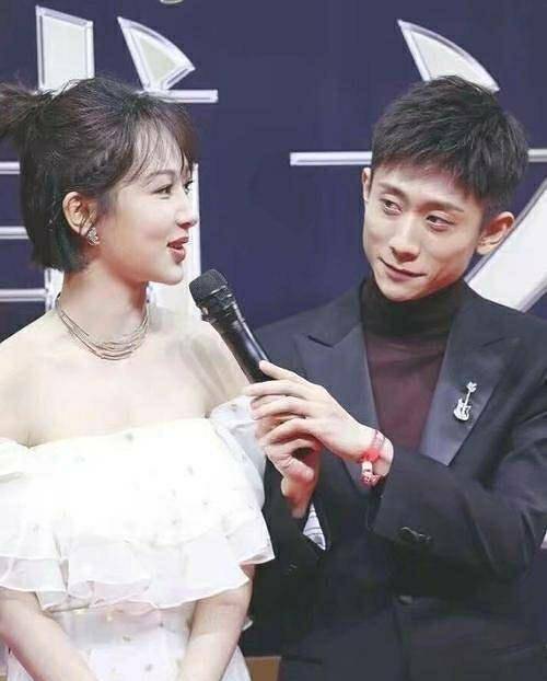 杨紫张一山参加同学聚会,女方眼眶发红似刚哭过,男方为避嫌合照都是分