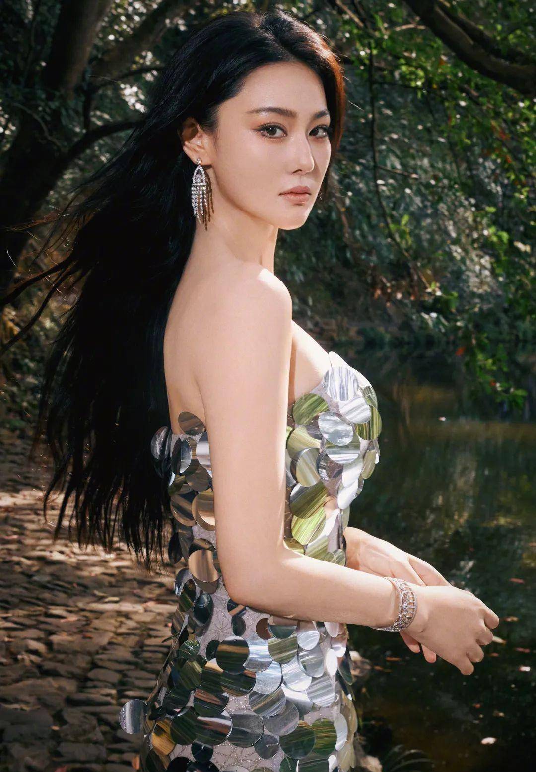 张馨予性感美照,银色筒裙,雍容华贵,时尚大典elle