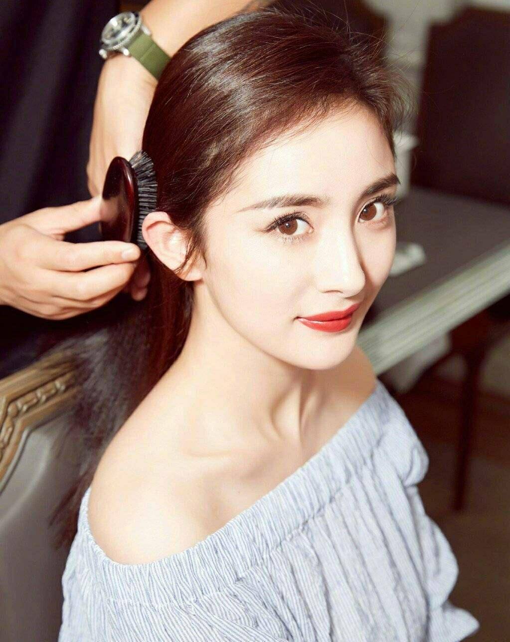 女明星孕肚对比:杨幂不显怀,刘诗诗会遮挡,看到唐艺昕的,怕不是快生了