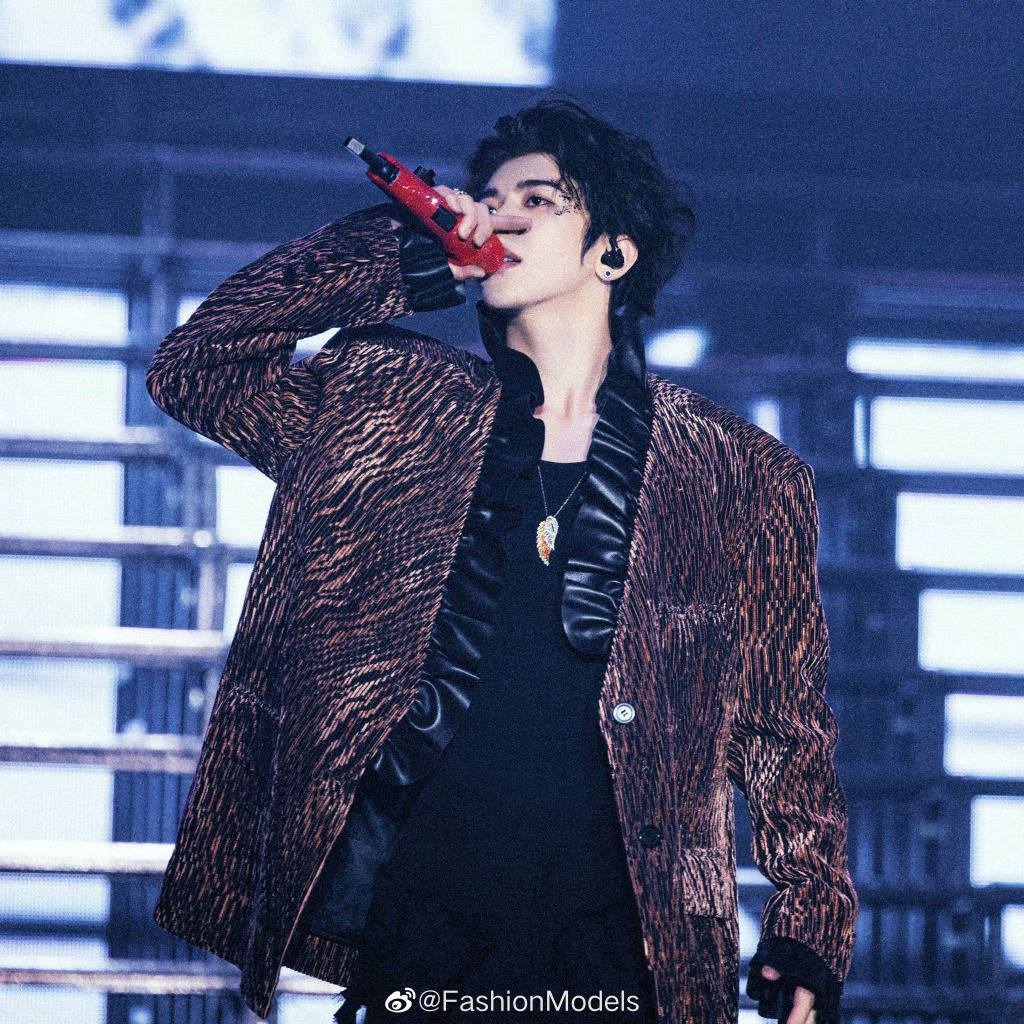 蔡徐坤时尚穿搭频频出圈 演唱会造型大有来头 -影圈焦点新闻的专栏