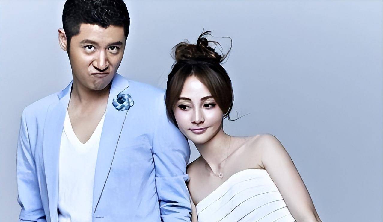 还有报道称,任重与姚笛合作,在综艺节目中公开嘲讽演员和叶青的身份.