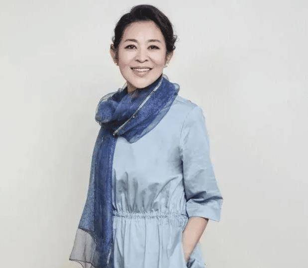 64岁倪萍罕见牵手小鲜肉走红毯,相差30岁,如同龄人一般_爱情_年龄