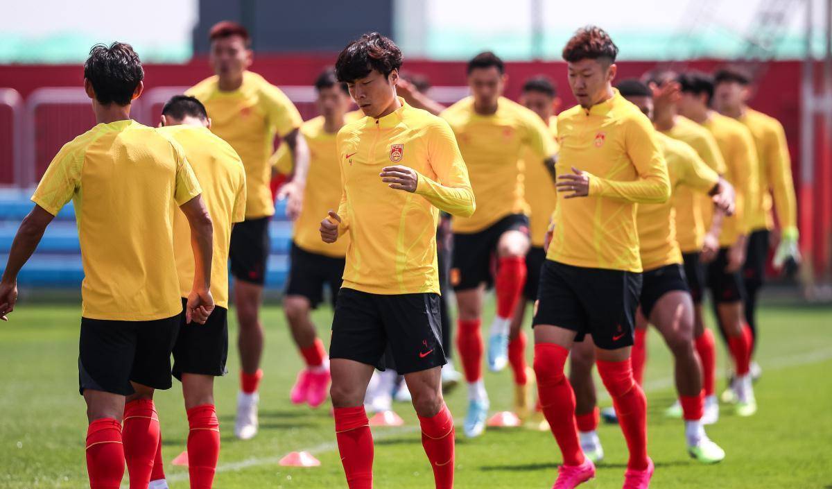 首战泰国的比赛抱有信心,他重点关注中锋位置,选择了伤愈复出的张玉宁