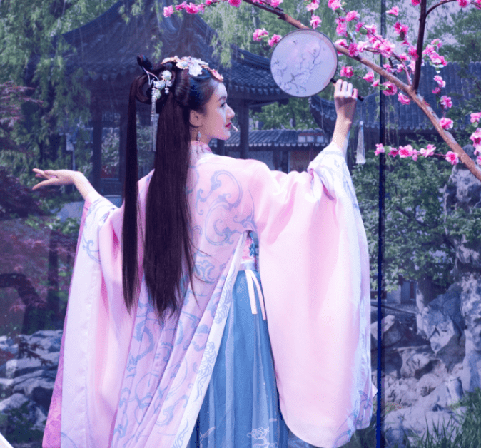 "貂蝉"造型惊艳众人,面对怼脸镜头,却意外暴露29岁皮肤状态_袁冰妍