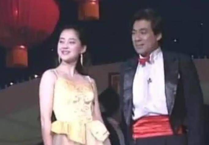 1994年舞台,朱时茂大变活人,那个当道具的女孩,如今已红遍全国_梅婷