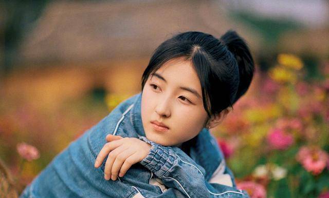 张子枫一身蓝白撞色牛仔置身花海,尽显青春活力,画面也太美了_笑容
