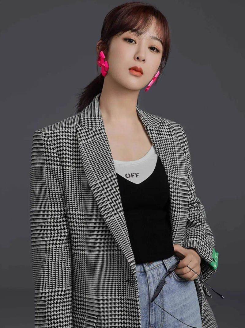 杨紫喜迎28岁生日,李现借机晒甜蜜合照,两人同框亲蜜感十足_连衣裙