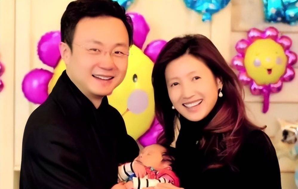 春妮23岁与蒋虎结婚,38岁与郭德纲传绯闻,40岁嫁给央视"名嘴"_刚强